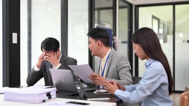Wściekły Dwóch Azjatyckich Biznesmenów Kłócących Się Mocno Popełnieniu Błędu Pracy — Wideo stockowe