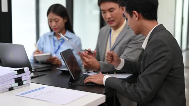 Business Team Bespreken Vergaderzaal Samen Werken Met Laptop Tablet Aan — Stockvideo