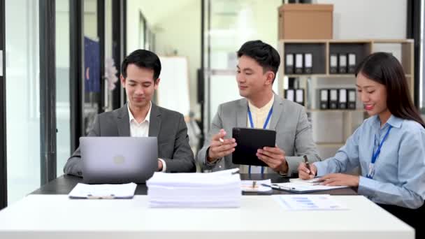 Бізнес Команда Обговорює Кімнаті Переговорів Працюючи Разом Ноутбуком Планшетом Столом — стокове відео