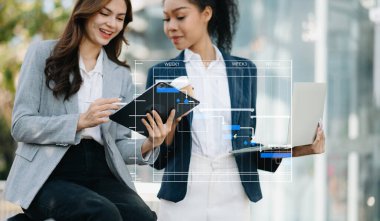 Proje yöneticisi çalışıyor ve görevleri kilometre taşları planlama ve Gantt çizelge çizelgesi çizimi ile güncelliyor. Akıllı telefon, tablet ve dizüstü bilgisayarla çalışma işi 