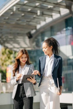 Başarılı iş arkadaşları, şehir dışında caddede konuşurken tartışıyorlar.