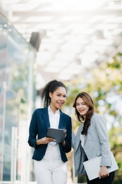 Başarılı iş arkadaşları, şehir dışında caddede konuşurken tartışıyorlar.