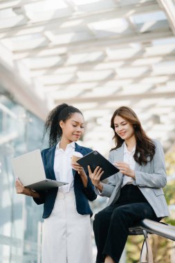 Başarılı iş arkadaşları, şehir dışında caddede konuşurken tartışıyorlar.