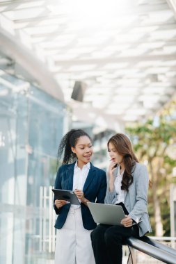 Başarılı iş arkadaşları, şehir dışında caddede konuşurken tartışıyorlar.