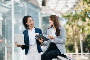 Başarılı iş arkadaşları, şehir dışında caddede konuşurken tartışıyorlar.