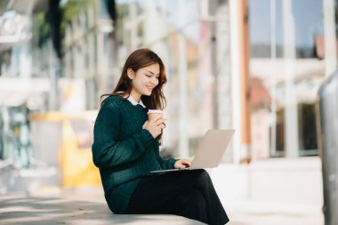  Çalışan kadın konsepti. Şehir dışındaki caddede video konferansına katılan kadın yönetici. 