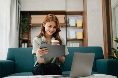 Kanepe vergisi, rapor, muhasebe, istatistik ve analitik araştırma konseptinde başarılı Asyalı kadın Finans Analizi Tableti