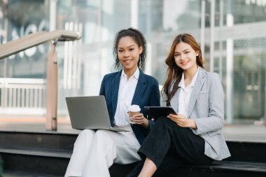 Başarılı iş arkadaşları, şehir dışında caddede konuşurken tartışıyorlar.