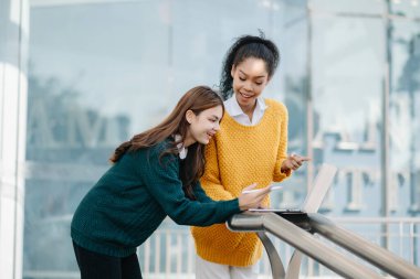 Başarılı iş arkadaşları, şehir dışında caddede konuşurken tartışıyorlar.