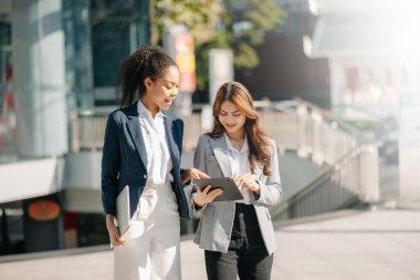 Başarılı iş arkadaşları, şehir dışında caddede konuşurken tartışıyorlar.