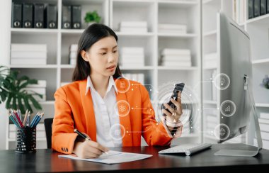 Akıllı telefon ve bilgisayarda sohbet robotu kullanan bir kadın. Yapay Zeka, fütürist teknoloji konsepti ile sohbet et. 