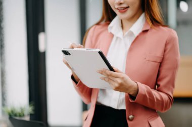 Dijital tablet kullanan bir iş kadını. Bulanık arkaplanda yakın plan