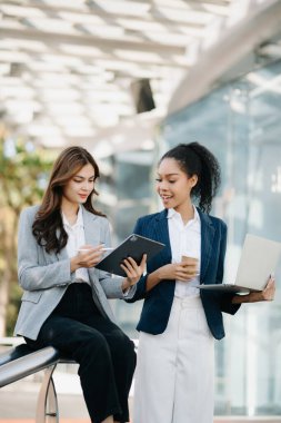 Başarılı iş arkadaşları, şehir dışında caddede konuşurken tartışıyorlar.