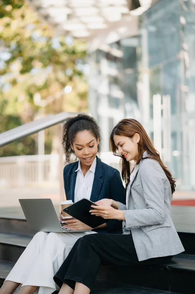 Başarılı iş arkadaşları, şehir dışında caddede konuşurken tartışıyorlar.