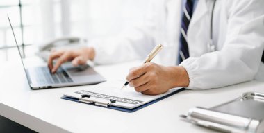 Modern dijital tabletle çalışan tıp doktoru