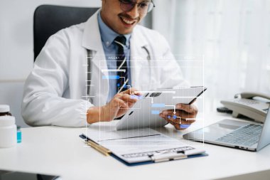 Gantt şeması çizelgesi ile görevleri güncelleyen doktor hastanede diyagram çiziyor 