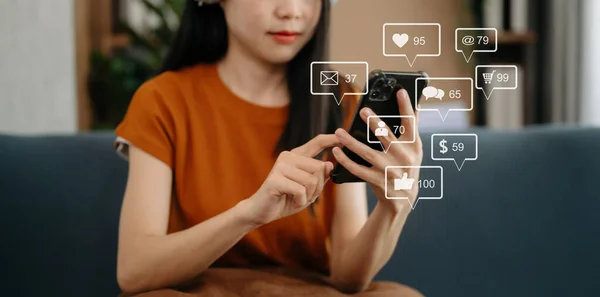 Sosyal Medya Pazarlama Sanal Ekran Konsepti Akıllı Telefondan Daktilo Eden — Stok fotoğraf
