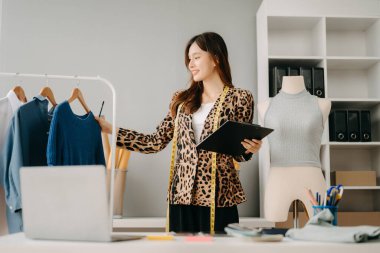 Başarılı bir moda tasarımcısı. Çekici genç Asyalı kadın stüdyoda terzi olarak çalışıyor.
