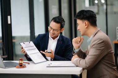 İş adamı ve avukat ofiste sözleşmeyi tartışıyorlar. Hukuk kavramı, tavsiye, hukuk hizmetleri.
