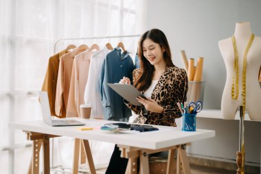 Başarılı bir moda tasarımcısı. Çekici genç Asyalı kadın stüdyoda terzi olarak çalışıyor.