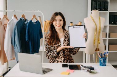 Başarılı bir moda tasarımcısı. Çekici genç Asyalı kadın stüdyoda terzi olarak çalışıyor.