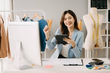 Başarılı bir moda tasarımcısı. Çekici genç Asyalı kadın stüdyoda terzi olarak çalışıyor.