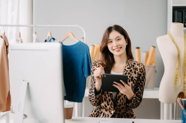 Başarılı bir moda tasarımcısı. Çekici genç Asyalı kadın stüdyoda terzi olarak çalışıyor.