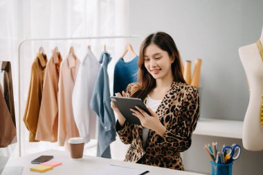 Başarılı bir moda tasarımcısı. Çekici genç Asyalı kadın stüdyoda terzi olarak çalışıyor.