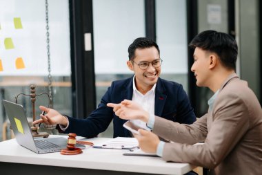 İş adamı ve avukat ofiste sözleşmeyi tartışıyorlar. Hukuk kavramı, tavsiye, hukuk hizmetleri.