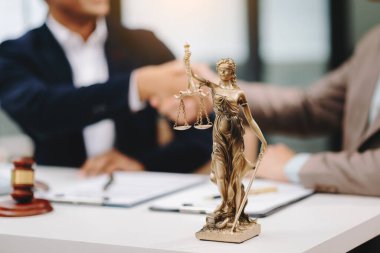 Erkek avukat ahşap masa ölçekte pirinç ile ofiste. sabah ışığında Adalet ve hukuk kavramı