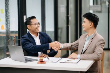 İş adamı ve avukat ofiste sözleşmeyi tartışıyorlar. Hukuk kavramı, tavsiye, hukuk hizmetleri. El sıkışın. 