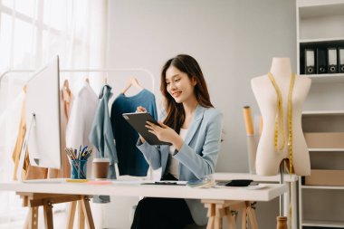 Başarılı bir moda tasarımcısı. Çekici genç Asyalı kadın stüdyoda terzi olarak çalışıyor.