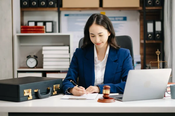 Hermosa Mujer Asiática Abogada Trabajando Oficina Asesoramiento Concepto Justicia Derecho —  Fotos de Stock
