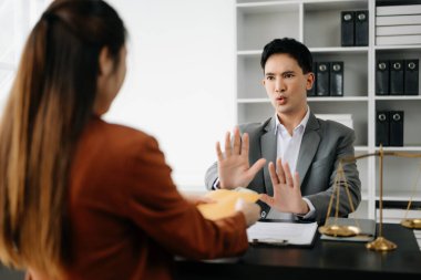Avukat, avukatlık bürosundaki Asyalı iş kadınının zarfında rüşvet vermeyi reddediyor.