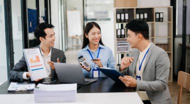 Ofiste sunum yapan bir grup akıllı iş adamı