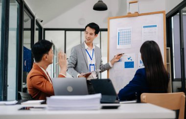 Ofiste sunum yapan bir grup akıllı iş adamı