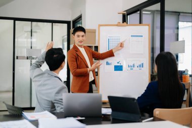 Ofiste sunum yapan bir grup akıllı iş adamı