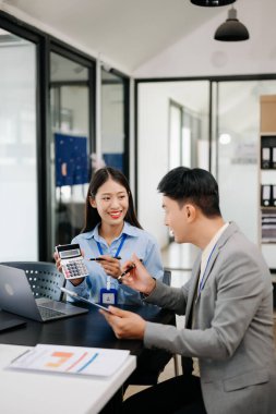 Ofiste konuşan iki iş adamı, hesapla ve bilgisayarı kullan 