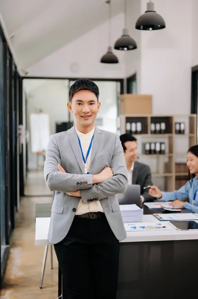 Joven Atractivo Asiático Trabajador Oficina Trajes Negocios Sonriendo Cámara Oficina — Foto de Stock