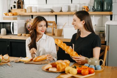Mutfakta malzemelerle dolu bir çift yemek pişiriyor. Sevgililer Günü ve Tatlı Ev veya Aşk Konseptinde Lezbiyen