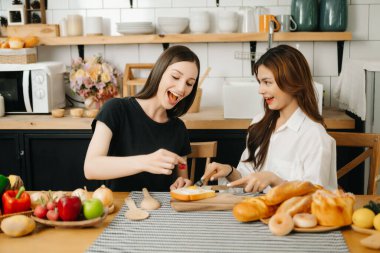 Mutfakta malzemelerle dolu bir çift yemek pişiriyor. Sevgililer Günü ve Tatlı Ev veya Aşk Konseptinde Lezbiyen