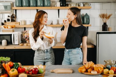 Mutfakta malzemelerle dolu bir çift yemek pişiriyor. Sevgililer Günü ve Tatlı Ev veya Aşk Konseptinde Lezbiyen