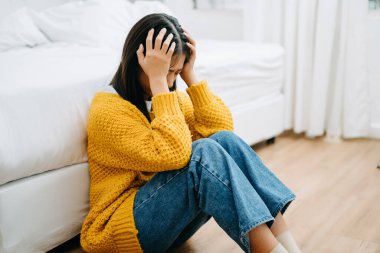 Depresyondaki siyah saçlı kadın. Endişe kavramı. Boşluğu kopyala