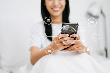  Cep telefonu tutan kadın, online bankacılık ödeme alışveriş uygulaması, sanal grafik simgesi diyagramı