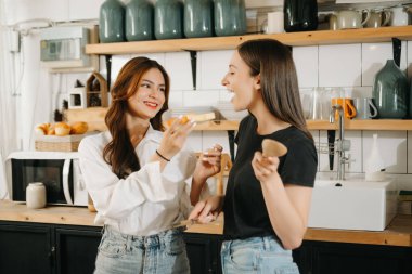 Mutfakta malzemelerle dolu bir çift yemek pişiriyor. Sevgililer Günü ve Tatlı Ev veya Aşk Konseptinde Lezbiyen