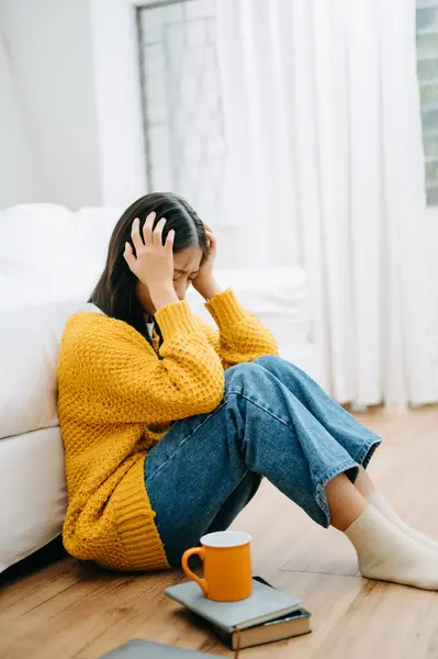 Depresyondaki siyah saçlı kadın. Endişe kavramı. Boşluğu kopyala