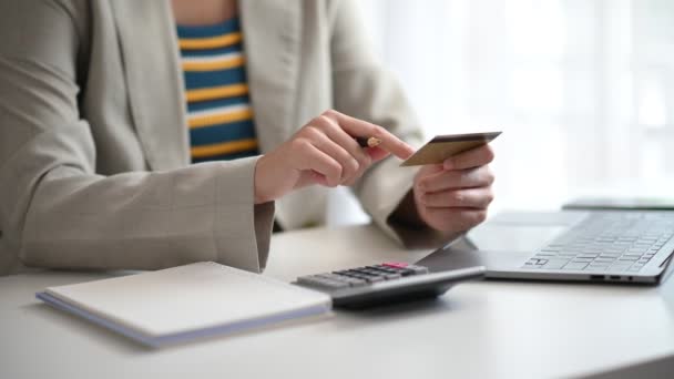 Bizneswoman Pomocą Kalkulatora Kartą Kredytową Zakupów Internecie Strategii Biznesowej Finansowej — Wideo stockowe