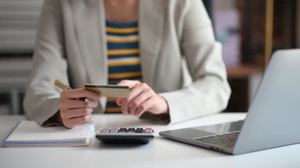 Empresária Usando Calculadora Com Cartão Crédito Para Compras Internet Online — Vídeo de Stock