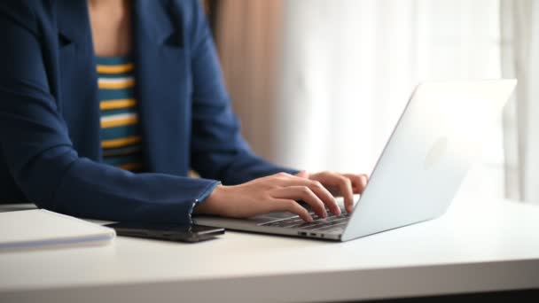 Kobieta Biznesu Pracuje Laptopie Strategią Biznesu Finansowego Biurku Świetle Porannym — Wideo stockowe