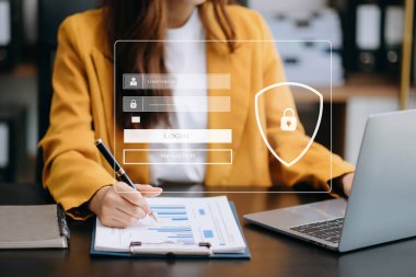 Siber güvenlik kavramı, Asyalı adam ofiste dizüstü bilgisayar kullanıyor.